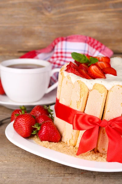 Leckere Torte Charlotte mit frischen Erdbeeren — Stockfoto