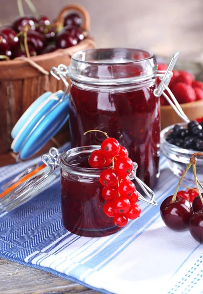 Berries jam in glass jar on table, close-up — Stock Photo, Image