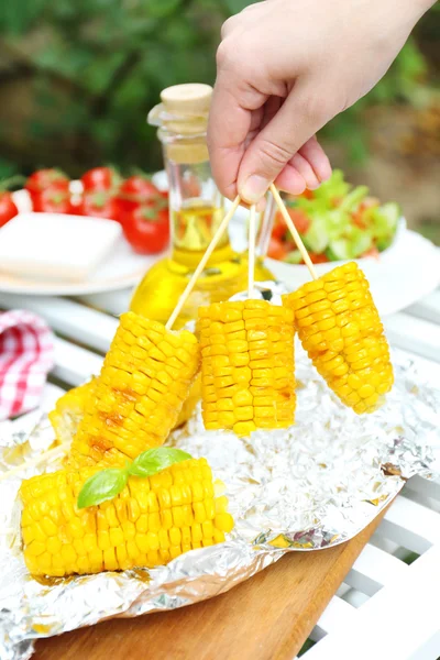 Gegrilde maïskolven op tafel, close-up — Stockfoto