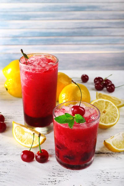 Cóctel fresco de cereza fría con menta, hielo y limón — Foto de Stock