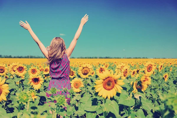 Vrouw in zonnebloem veld — Stockfoto