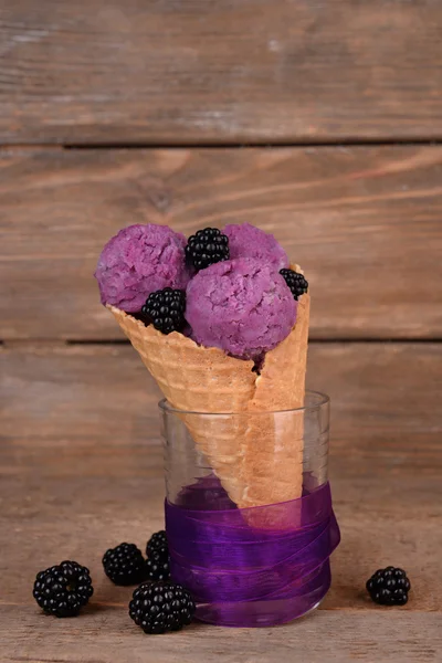 Sorvete saboroso com bagas em cone de waffle — Fotografia de Stock