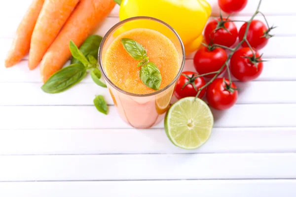 Copo de suco de cenoura fresca e legumes — Fotografia de Stock