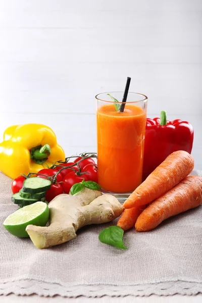 Szklanka świeżego soku z marchwi i warzywa na serwetce — Zdjęcie stockowe
