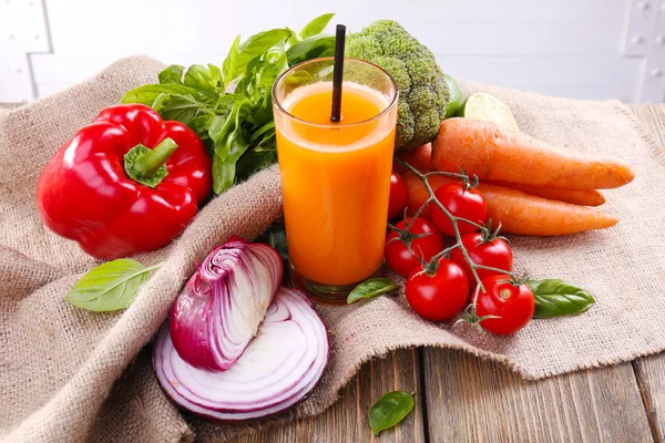 Vaso de jugo de zanahoria fresca y verduras — Foto de Stock