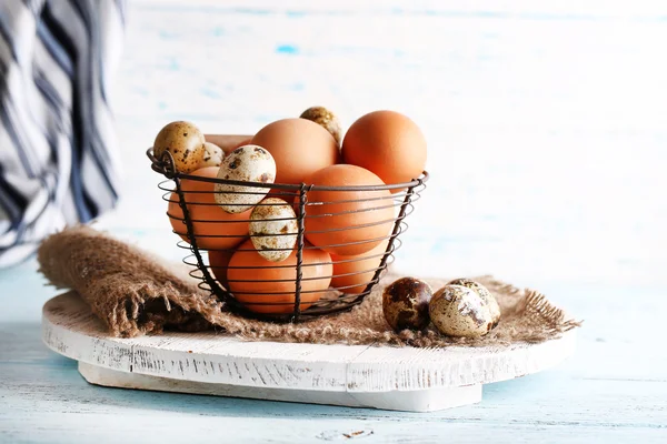 Mnoho vejce v košíku na dřevěné pozadí — Stock fotografie