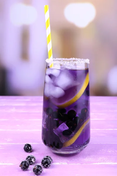 Glas kallt berry cocktail på träbord — Stockfoto