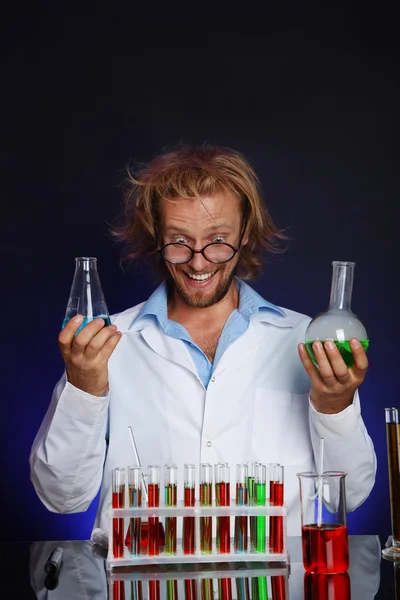 Científico loco trabajando en laboratorio — Foto de Stock