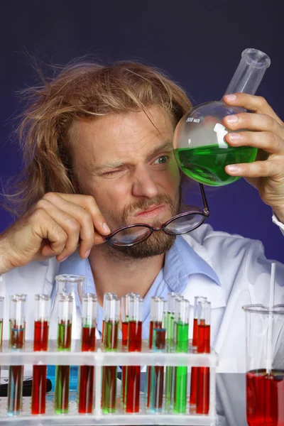 Gekke wetenschapper werken in laboratorium — Stockfoto