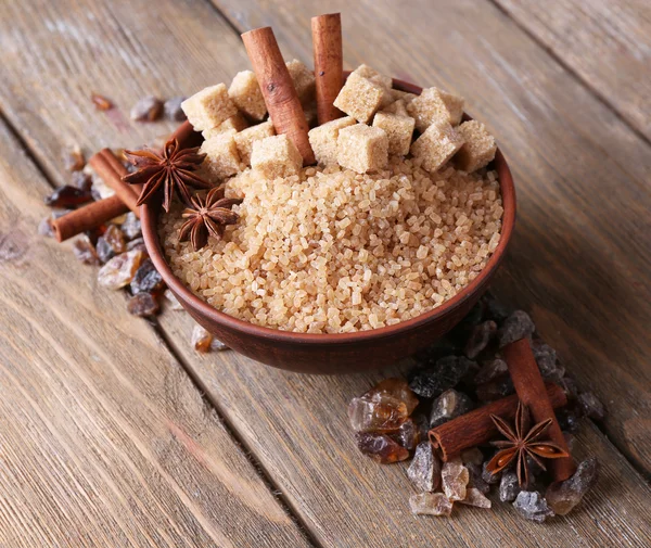 Brown sugar cubes, reed and crystal sugar in bowl — Stock Photo, Image