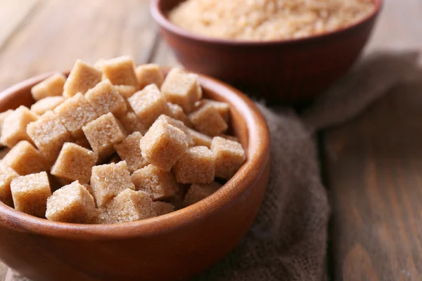 Brown sugar cubes and crystal sugar in bowl — Stock Photo, Image