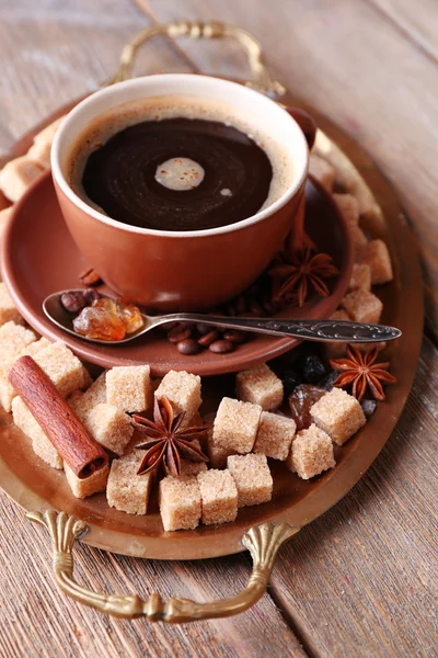 Brauner Zucker, Gewürze und Kaffee auf Tablett — Stockfoto