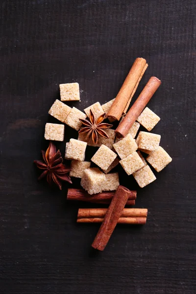 Brown sugar cubes and reed sugar, spices — Stock Photo, Image