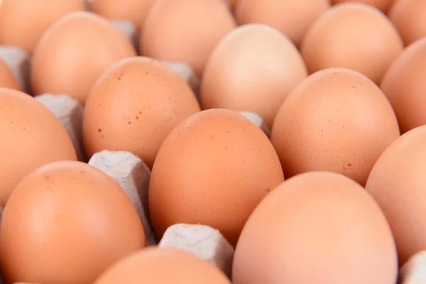 Huevos en bandeja de papel de primer plano — Foto de Stock