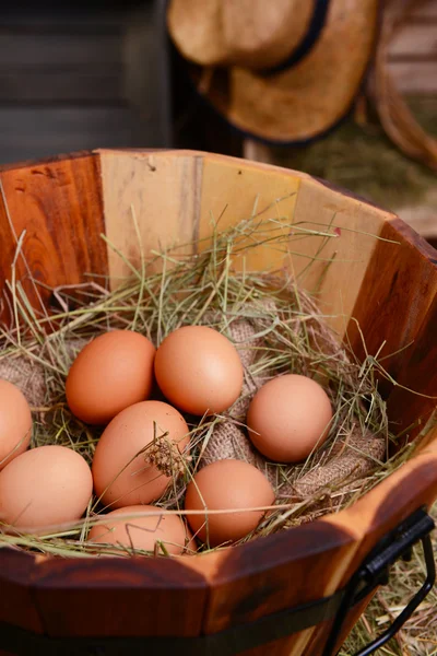 Uova in cestino di legno sul tavolo primo piano — Foto Stock