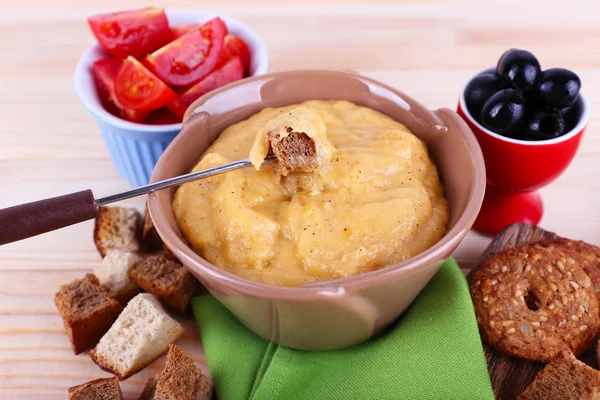 Fondue, tomaten, olijven, koekjes, plakjes kaas — Stockfoto