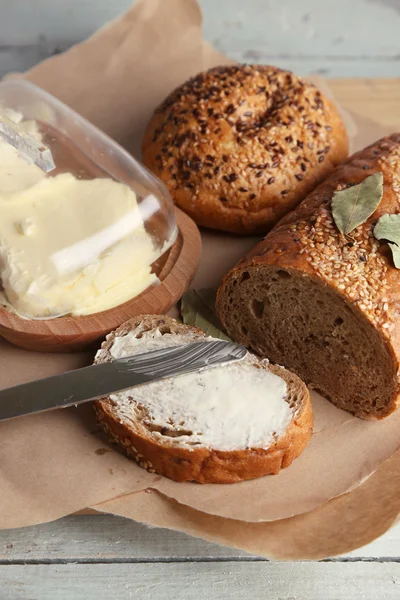 Pan al horno y tostadas con mantequilla fresca — Foto de Stock