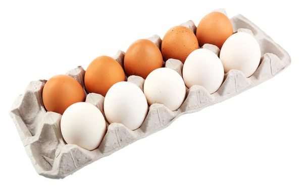 Различные яйца в коробке пакет изолированы на белом — стоковое фото