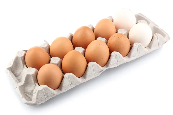 Verschillende eieren in doos pack geïsoleerd op wit — Stockfoto