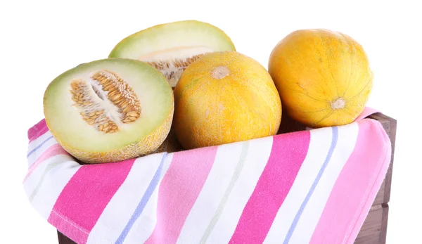 Meloni in scatola di legno su tovagliolo isolato su bianco — Foto Stock