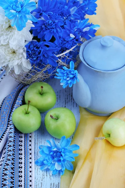 Composition of white and blue chrysanthemum — Stock Photo, Image