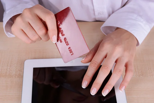 Hands holding credit card and computer — Stock Photo, Image