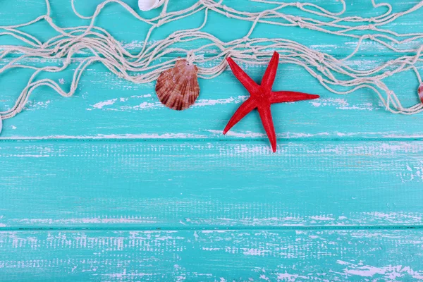 Deniz kabuklarını masada dekor — Stok fotoğraf