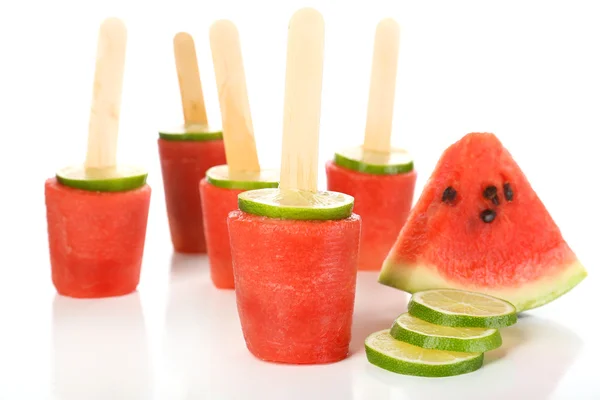 Wassermeloneneis, isoliert auf weißem Eis — Stockfoto