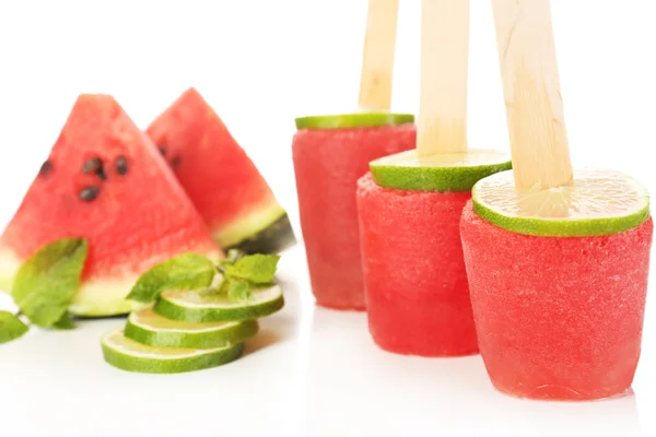 Watermeloen consumptie-ijs, close-up — Stockfoto