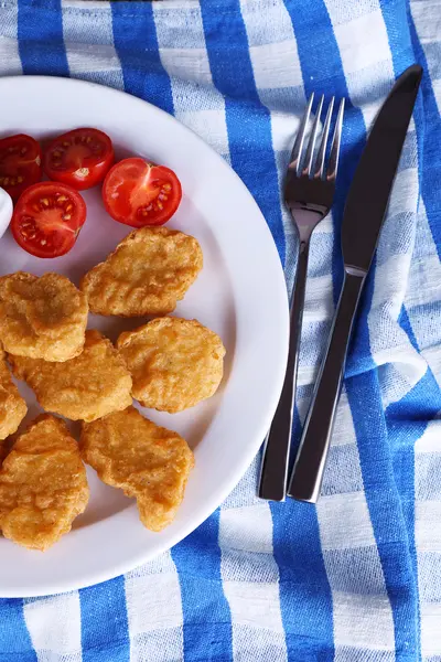 Chicken Nuggets mit Sauce auf dem Tisch in Großaufnahme — Stockfoto