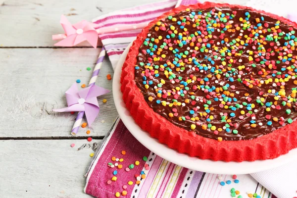 Ahşap zemin üzerine lezzetli ev yapımı kek — Stok fotoğraf