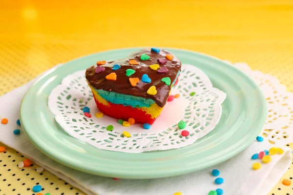 Delicioso mini pastel de arco iris en plato colorido —  Fotos de Stock