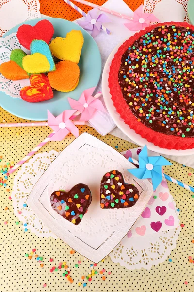 Deliciosos pasteles de arco iris en platos — Foto de Stock