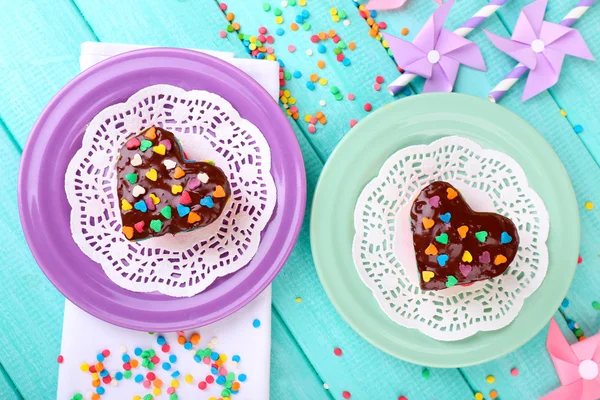 Deliciosos bolos de arco-íris em pratos — Fotografia de Stock