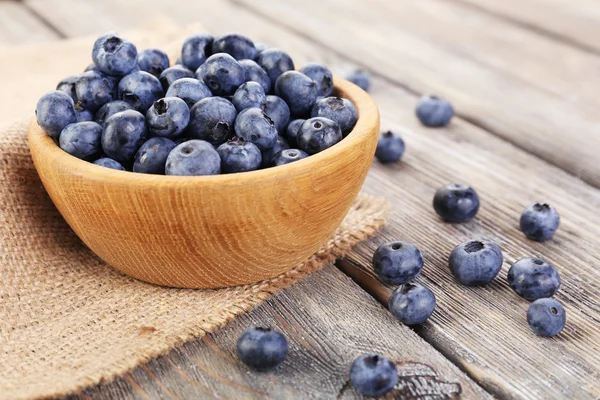 Frische Blaubeeren auf Holztisch — Stockfoto