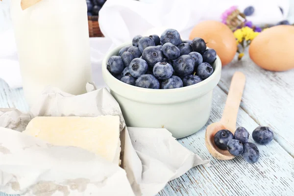 Bleuets et produits laitiers frais sur table en bois — Photo