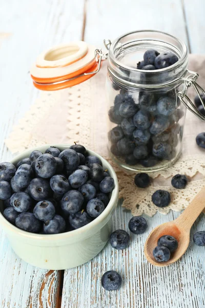 Frische Blaubeeren auf Holztisch — Stockfoto