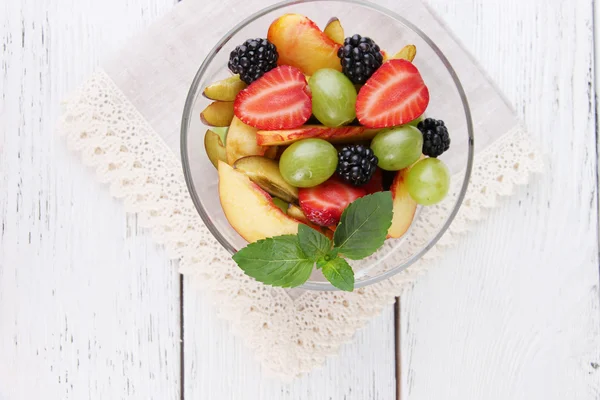 Salada de frutas saborosa fresca na mesa de madeira — Fotografia de Stock