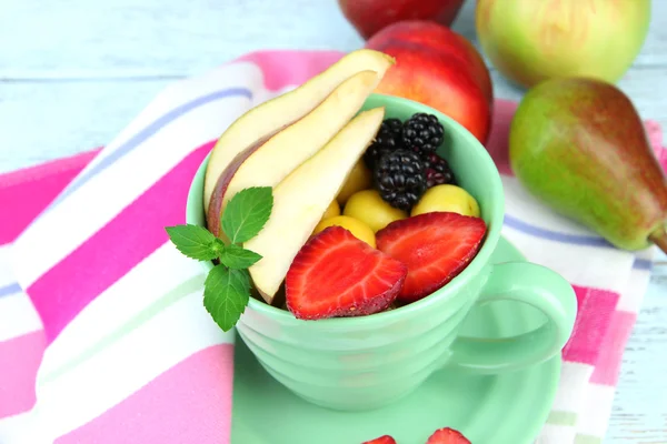 Ensalada de frutas frescas y sabrosas en la mesa —  Fotos de Stock