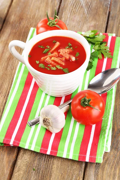 Smakelijke tomatensoep met croutons op tabel close-up — Stockfoto