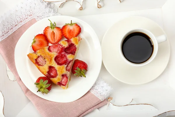 Delicioso café da manhã com café e torta saborosa — Fotografia de Stock