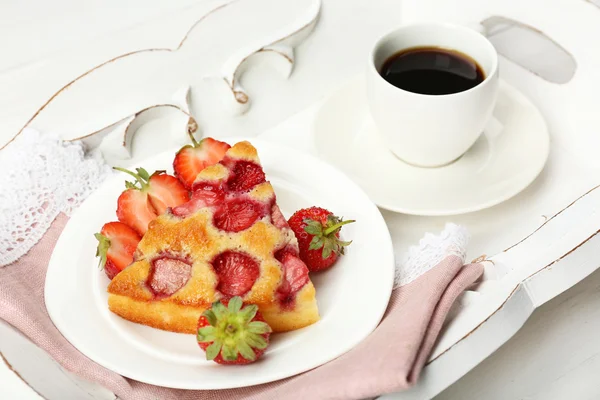 Deliziosa colazione con caffè e gustosa torta — Foto Stock