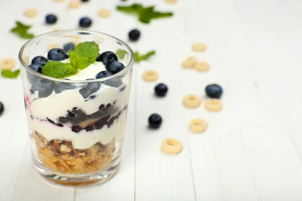 Yogur natural con bayas frescas sobre mesa de madera —  Fotos de Stock