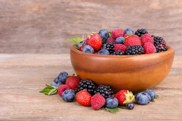 Reife süße verschiedene Beeren in Schüssel — Stockfoto