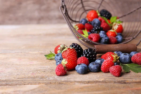 Frutas diferentes doces maduras em cesta de metal — Fotografia de Stock