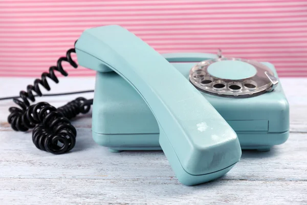 Ahşap masa Retro turkuaz telefon — Stok fotoğraf