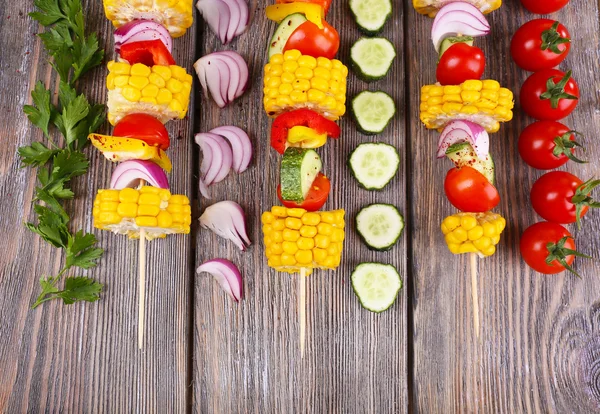Skivade grönsaker på plockar på tabell närbild — Stockfoto