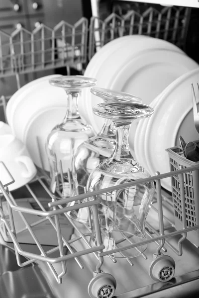 Lava-louças aberta com utensílios limpos — Fotografia de Stock