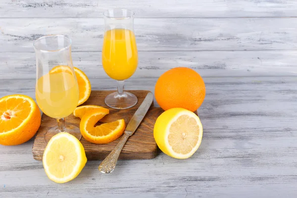 Saftglass med frisk frukt på et grått trebord – stockfoto