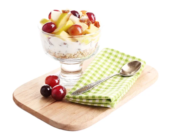 Desayuno saludable: yogur con rodajas de uva fresca y manzana y muesli servido en un recipiente de vidrio en una bandeja de madera, aislado en blanco —  Fotos de Stock